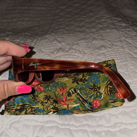 Elegant Maui Jim Brown Sunglasses with Floral Case - Picture 5 of 8